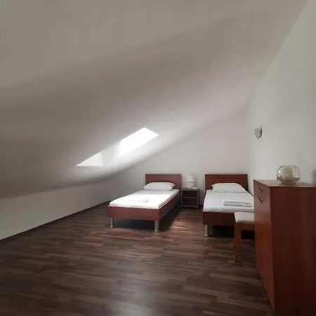 Mia * Τρογκίρ